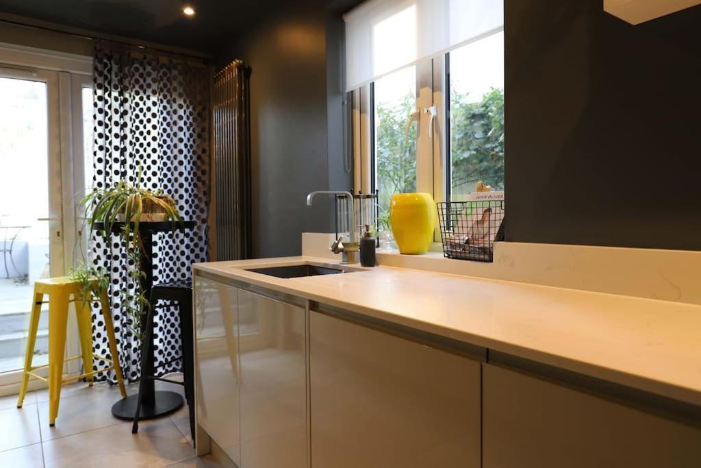 Stylish Townhouse 15 Mins To Laines & Seafront *
